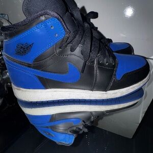 Nike Air Jordan 1 Retro High OG in the classic black and blue "Royal" colorway.